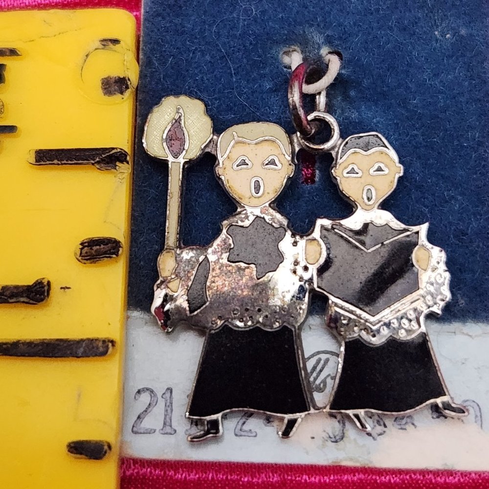 Carolers charm Sterling singers